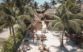 Casa Iguana - Beachfront Hotel